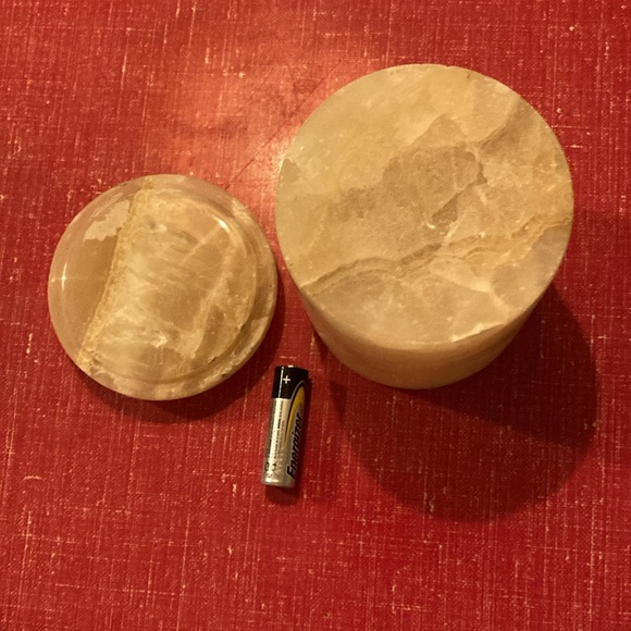 Decorative trinket box. - Picture 3 of 3